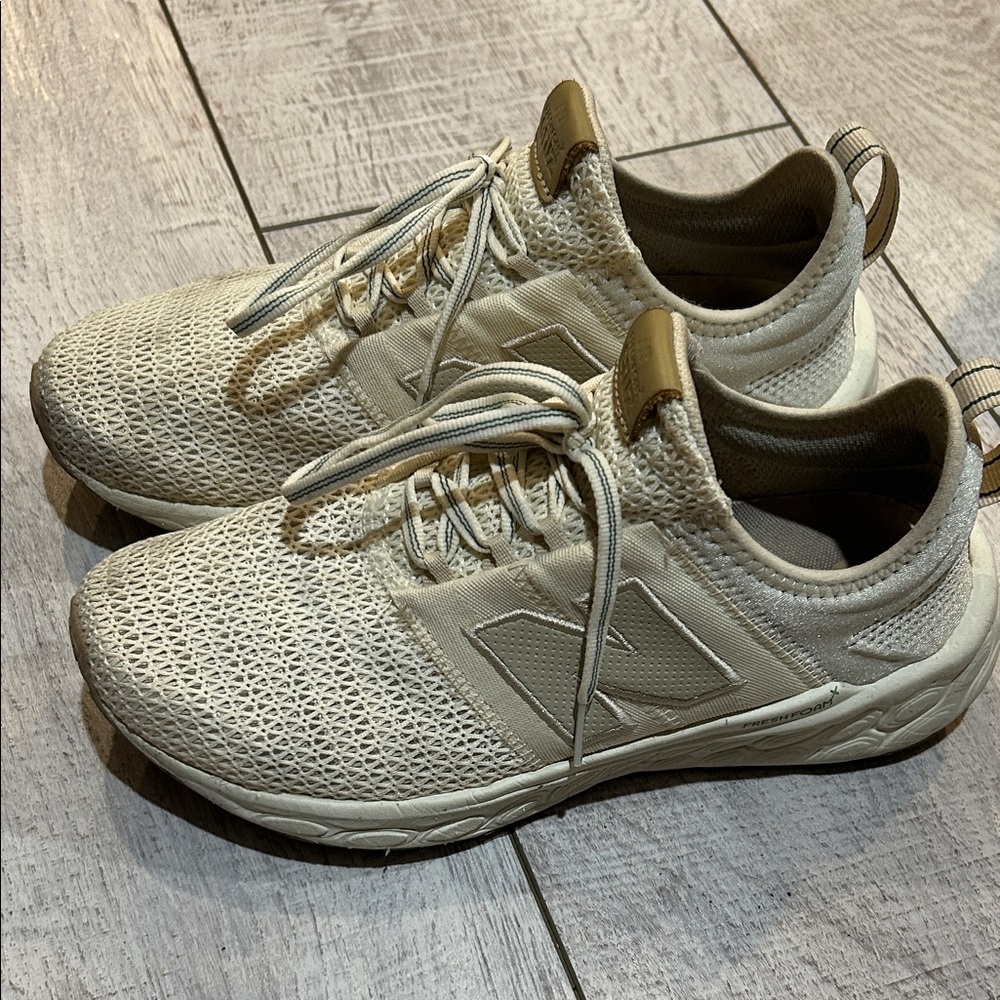 White new balance sneakers size women’s 8